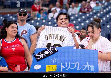 Philadelphia, Stati Uniti. 9 luglio 2024. I tifosi tifosi per i Los Angeles Dodgers designarono il battitore Shohei Ohtani prima dell'inizio di una partita di baseball della MLB contro i Philadelphia Phillies a Philadelphia martedì 9 luglio 2024. Foto di Laurence Kesterson/UPI credito: UPI/Alamy Live News Foto Stock