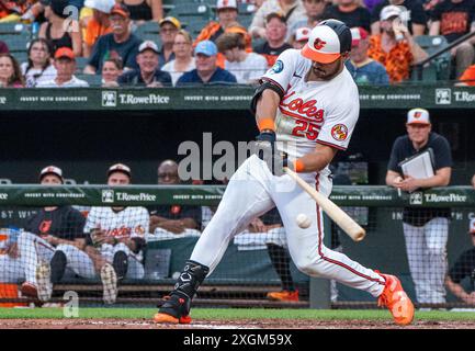 Baltimora, Stati Uniti. 9 luglio 2024. BALTIMORE, MD - 09 LUGLIO: L'esterno dei Baltimore Orioles Anthony Santander (25) in battuta durante una partita della MLB tra i Baltimore Orioles e i Chicago Cubs, il 9 luglio 2024, all'Orioles Park a Camden Yards, a Baltimora, Maryland. (Foto di Tony Quinn/SipaUSA) credito: SIPA USA/Alamy Live News Foto Stock