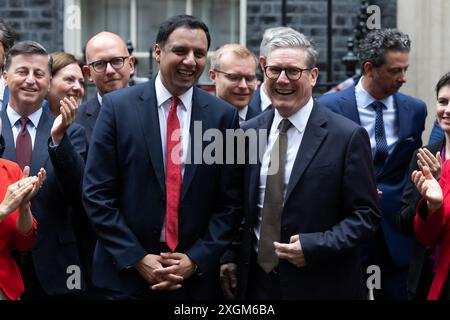 Londra, Regno Unito. 9 luglio 2024. Il primo ministro Keir Starmer (R) pone con il leader laburista scozzese Anas Sarwar (L) fuori 10 Downing Street. Ci si aspetta che i nuovi parlamentari prestino giuramento in Parlamento dopo le elezioni generali della scorsa settimana, vinte dai laburisti con una schiacciante vittoria. Credito: SOPA Images Limited/Alamy Live News Foto Stock