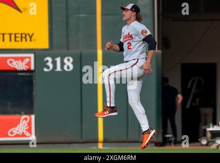 Baltimora, Stati Uniti. 9 luglio 2024. BALTIMORE, MD - 09 LUGLIO: L'interbase dei Baltimore Orioles Gunnar Henderson (2) si scalda prima di una partita della MLB tra i Baltimore Orioles e i Chicago Cubs, il 9 luglio 2024, all'Orioles Park a Camden Yards, a Baltimora, Maryland. (Foto di Tony Quinn/SipaUSA) credito: SIPA USA/Alamy Live News Foto Stock
