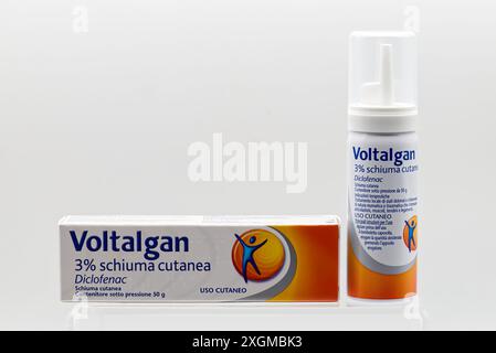 Voltalgan 3% schiuma cutanea. Diclofenac. Schiuma cutanea. Schiuma antinfiammatoria per sintomi post-traumatici. Foto Stock