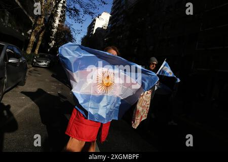 Buenos Aires, Argentina. 9 luglio 2024. Manifestante arriva alla parata militare organizzata per celebrare il 208° anniversario dell'indipendenza argentina il 9 luglio 2024 a Buenos Aires, Argentina. (Foto di Francisco Loureiro/Sipa USA) credito: SIPA USA/Alamy Live News Foto Stock