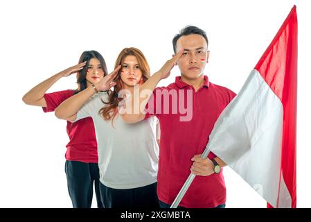 Ritratto del popolo indonesiano con gesti rispettosi che trasportano bandiere indonesiane isolate su uno sfondo bianco Foto Stock