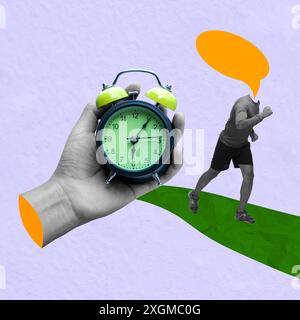 Una mano umana che tiene in mano una sveglia con uno sportivo con una testa a bolla bianca che corre su uno sfondo colorato Foto Stock