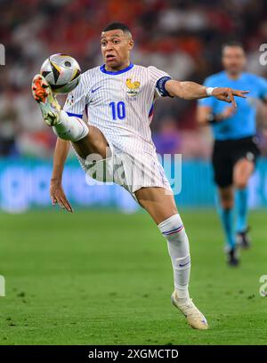 09 lug 2024 - Spagna contro Francia - Campionati europei UEFA 2024 - semifinale - Monaco di Baviera. Kylian Mbappé controlla una palla alta. Foto : Mark Pain / Alamy Live News Foto Stock