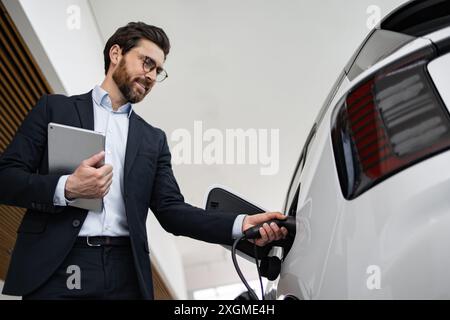 Il concessionario vende auto elettriche presso la concessionaria Foto Stock