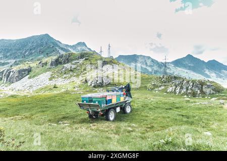 Bee Box su trattore per la produzione di miele di montagna Foto Stock