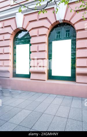 Mockup di due cartelloni pubblicitari sulla facciata dell'edificio rosa Foto Stock