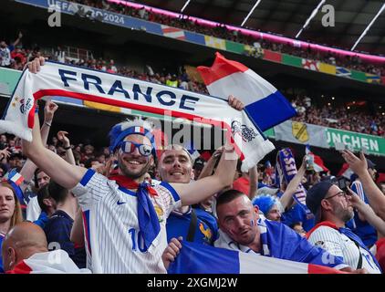 Monaco, Germania. 9 luglio 2024. I tifosi della Francia posano prima della semifinale di UEFA Euro 2024 tra Spagna e Francia a Monaco, in Germania, il 9 luglio 2024. Crediti: Zhang fan/Xinhua/Alamy Live News Foto Stock