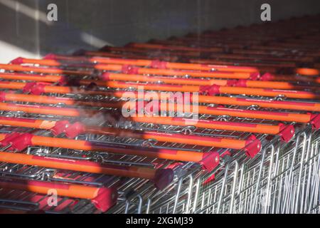 Carrelli per supermercati impilati in fila Foto Stock