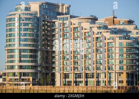 Appartamenti moderni sul lungofiume Bridges Wharf intorno a Battersea a Londra, Inghilterra Foto Stock
