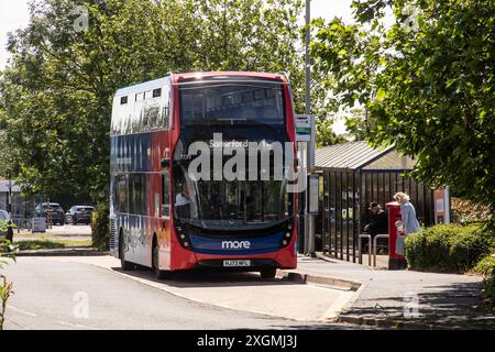 Una selezione di fotografie di autobus che mostrano il garage di Lymington, Somerford Christchurch, a Bournemouth, un servizio scolastico a Pilley vicino a Lymington Foto Stock