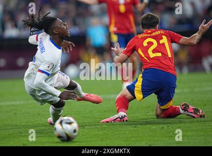 Monaco, Germania. 9 luglio 2024. Eduardo Camavinga (L) di Francia affronta Mikel Oyarzaba di Spagna durante la semifinale di UEFA Euro 2024 tra Spagna e Francia a Monaco di Baviera, in Germania, il 9 luglio 2024. Crediti: Zhang fan/Xinhua/Alamy Live News Foto Stock