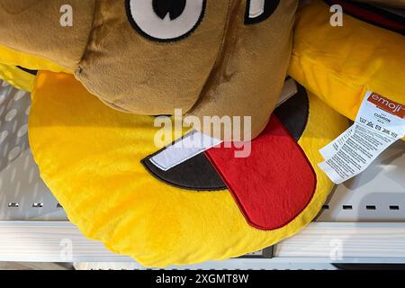 Berlino, Germania. 11 maggio 2024. I cuscini emoji giacciono su uno scaffale. Il 17 luglio è la giornata mondiale delle Emoji. Crediti: Sebastian Gollnow/dpa/Alamy Live News Foto Stock