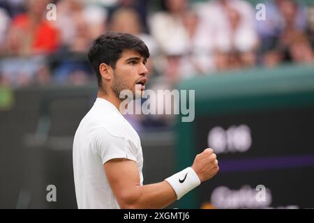 ONDON, INGHILTERRA - 09 LUGLIO: La Spagna Carlos Alcaraz reagisce nel match dei quarti di finale maschile contro Tommy Paul degli Stati Uniti durante il giorno nove dei Campionati di Wimbledon 2024 all'All England Lawn Tennis and Croquet Club il 9 luglio 2024 a Londra, Inghilterra credito: MB Media Solutions/Alamy Live News Foto Stock