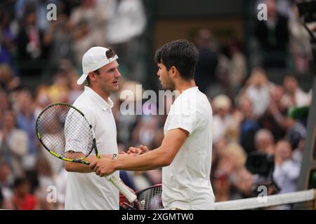 LONDRA, INGHILTERRA - 09 LUGLIO: Lo spagnolo Carlos Alcaraz saluta Tommy Paul degli Stati Uniti dopo la partita dei quarti di finale maschile di Wimbledon 2024 all'All England Lawn Tennis and Croquet Club il 9 luglio 2024 a Londra, Inghilterra Credit: MB Media Solutions/Alamy Live News Foto Stock