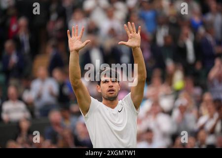 ONDON, INGHILTERRA - 09 LUGLIO: La Spagna Carlos Alcaraz reagisce nel match dei quarti di finale maschile contro Tommy Paul degli Stati Uniti durante il giorno nove dei Campionati di Wimbledon 2024 all'All England Lawn Tennis and Croquet Club il 9 luglio 2024 a Londra, Inghilterra credito: MB Media Solutions/Alamy Live News Foto Stock