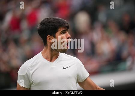 ONDON, INGHILTERRA - 09 LUGLIO: La Spagna Carlos Alcaraz reagisce nel match dei quarti di finale maschile contro Tommy Paul degli Stati Uniti durante il giorno nove dei Campionati di Wimbledon 2024 all'All England Lawn Tennis and Croquet Club il 9 luglio 2024 a Londra, Inghilterra credito: MB Media Solutions/Alamy Live News Foto Stock