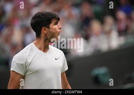 ONDON, INGHILTERRA - 09 LUGLIO: La Spagna Carlos Alcaraz reagisce nel match dei quarti di finale maschile contro Tommy Paul degli Stati Uniti durante il giorno nove dei Campionati di Wimbledon 2024 all'All England Lawn Tennis and Croquet Club il 9 luglio 2024 a Londra, Inghilterra credito: MB Media Solutions/Alamy Live News Foto Stock