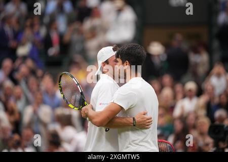 LONDRA, INGHILTERRA - 09 LUGLIO: Lo spagnolo Carlos Alcaraz saluta Tommy Paul degli Stati Uniti dopo la partita dei quarti di finale maschile di Wimbledon 2024 all'All England Lawn Tennis and Croquet Club il 9 luglio 2024 a Londra, Inghilterra Credit: MB Media Solutions/Alamy Live News Foto Stock