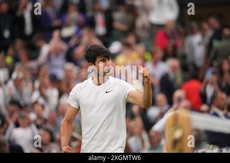 ONDON, INGHILTERRA - 09 LUGLIO: La Spagna Carlos Alcaraz reagisce nel match dei quarti di finale maschile contro Tommy Paul degli Stati Uniti durante il giorno nove dei Campionati di Wimbledon 2024 all'All England Lawn Tennis and Croquet Club il 9 luglio 2024 a Londra, Inghilterra credito: MB Media Solutions/Alamy Live News Foto Stock