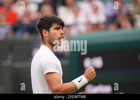 ONDON, INGHILTERRA - 09 LUGLIO: La Spagna Carlos Alcaraz reagisce nel match dei quarti di finale maschile contro Tommy Paul degli Stati Uniti durante il giorno nove dei Campionati di Wimbledon 2024 all'All England Lawn Tennis and Croquet Club il 9 luglio 2024 a Londra, Inghilterra credito: MB Media Solutions/Alamy Live News Foto Stock