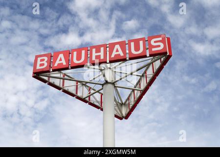 Colonia, Germania 09 luglio 2024: Torre pubblicitaria della catena fai-da-te Bauhaus di fronte a un cielo blu con nuvole di velo Foto Stock
