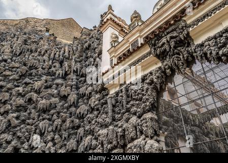 Grotta di stalattiti artificiali al Giardino Waldstein e al Palazzo Wallenstein barocco che ospita il Senato della Repubblica Ceca, a Mala strana, Prag Foto Stock