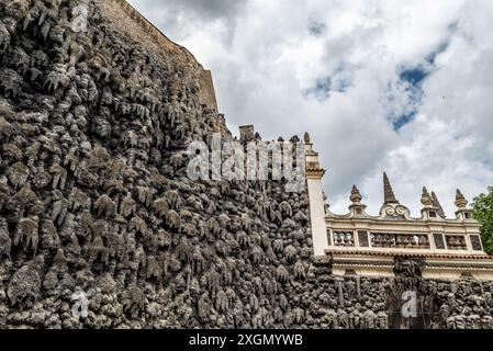 Grotta di stalattiti artificiali al Giardino Waldstein e al Palazzo Wallenstein barocco che ospita il Senato della Repubblica Ceca, a Mala strana, Prag Foto Stock