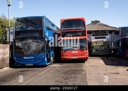 Una selezione di fotografie di autobus che mostrano il garage di Lymington, Somerford Christchurch, a Bournemouth, un servizio scolastico a Pilley vicino a Lymington Foto Stock