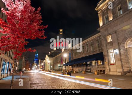 Saint Paul Street (Rue Saint-Paul) nella vecchia Montreal di notte. Montreal, Quebec, Canada. Mercato di Bonsecours (Marche Bonsecours). Foto Stock