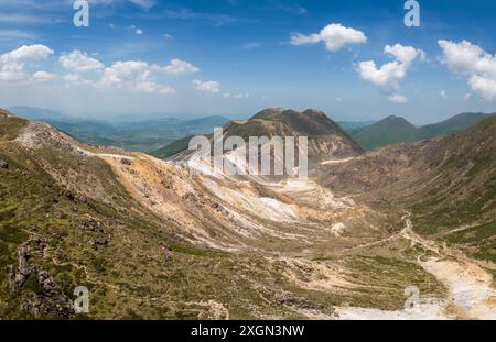 Kujusan, Giappone: Spettacolare panorama aereo il paesaggio vulcanico delle montagne Kuju con le vette Inahoshi, Nakadake, Kuju a Kyushu in Giappone. Foto Stock