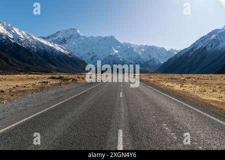 MT Cook, nuova Zelanda: Strada nella regione di Mt Cook nelle alpi meridionali dell'isola meridionale della nuova Zelanda in una soleggiata giornata invernale. Foto Stock