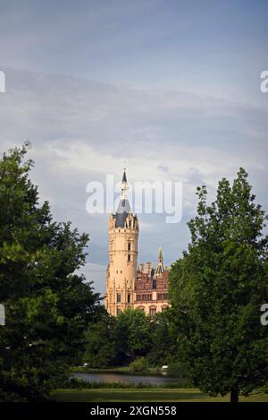 Schwerin, Germania. 10 luglio 2024. Vista del castello di Schwerin nella capitale dello stato Schwerin. Il servizio meteorologico tedesco ha annunciato nuovi temporali. Crediti: Frank Hormann/dpa/Alamy Live News Foto Stock