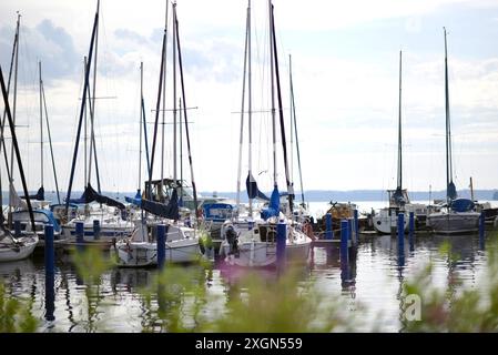 Schwerin, Germania. 10 luglio 2024. Barche a vela ormeggiate nel porticciolo di Schwerin. Il servizio meteorologico tedesco ha annunciato nuovi temporali. Crediti: Frank Hormann/dpa/Alamy Live News Foto Stock