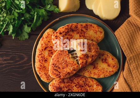 Chvishtari, tortillas di farina di mais con formaggio, pasticcini, cucina georgiana, Mchadi, fatti in casa, vista dall'alto, su un tavolo di legno, senza persone Foto Stock