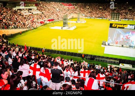 Tbilisi, Georgia - 20 giugno 2024: I tifosi di calcio guardano la partita di Euro 2024 Georgia - Spagna sul grande schermo. Tifosi della nazionale di calcio della Georgia Foto Stock