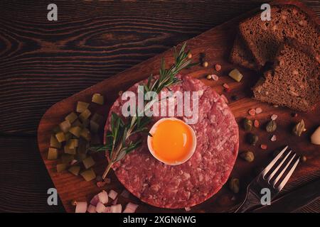 Tartare di manzo, con uova, capperi, cetriolini e pane, tonico, vista dall'alto, primo piano, orizzontale, nessuna persona Foto Stock