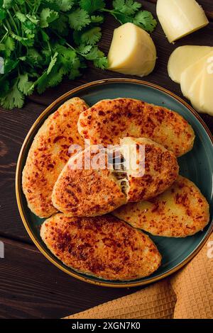 Chvishtari, tortillas di farina di mais con formaggio, pasticcini, cucina georgiana, Mchadi, fatti in casa, vista dall'alto, su un tavolo di legno, senza persone Foto Stock