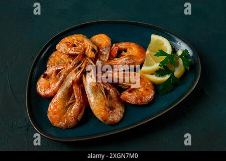 Fritto con spezie, gamberi reali, senza dividere, vista dall'alto, messa a fuoco selettiva, pesce, gamberi, niente gente Foto Stock