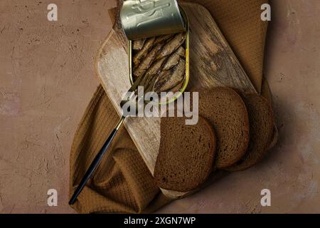 Spratti nel burro, con pane nero, pesce affumicato in scatola, aperto, primo piano, vista dall'alto, niente persone Foto Stock