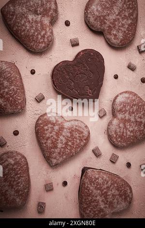 Carta da parati, pan di zenzero glassato al cioccolato, a forma di cuore, vista dall'alto, niente persone Foto Stock