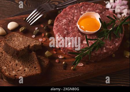 Tartare di manzo, con uova, capperi, cetriolini e pane, tonico, vista dall'alto, primo piano, orizzontale, nessuna persona Foto Stock