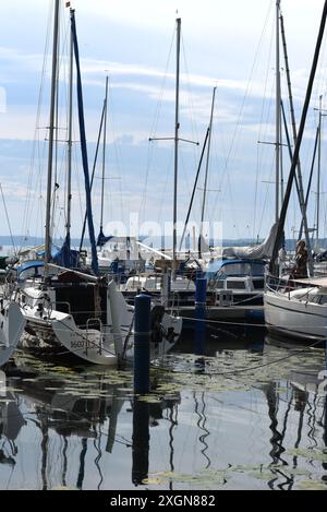 Schwerin, Germania. 10 luglio 2024. Barche a vela ormeggiate nel porticciolo di Schwerin. Il servizio meteorologico tedesco ha annunciato nuovi temporali. Crediti: Frank Hormann/dpa/Alamy Live News Foto Stock