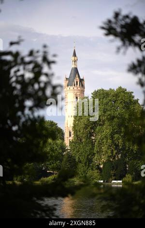 Schwerin, Germania. 10 luglio 2024. Vista del castello di Schwerin nella capitale dello stato Schwerin. Il servizio meteorologico tedesco ha annunciato nuovi temporali. Crediti: Frank Hormann/dpa/Alamy Live News Foto Stock