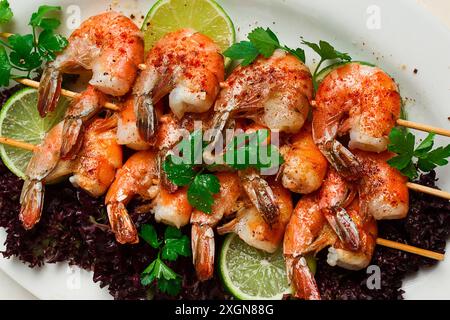 Kebab di gamberi, con spezie, lime, spiedini di legno, vista dall'alto, niente persone Foto Stock