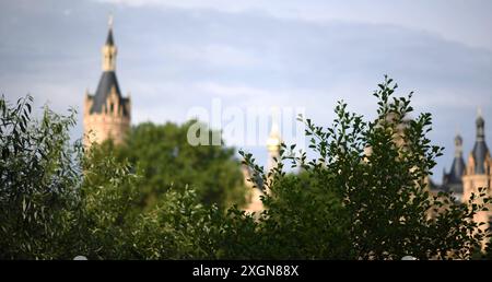 Schwerin, Germania. 10 luglio 2024. Vista del castello di Schwerin nella capitale dello stato Schwerin. Il servizio meteorologico tedesco ha annunciato nuovi temporali. Crediti: Frank Hormann/dpa/Alamy Live News Foto Stock