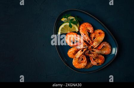 Fritto con spezie, gamberi reali, senza dividere, vista dall'alto, messa a fuoco selettiva, pesce, gamberi, niente gente Foto Stock