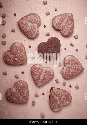 Carta da parati, pan di zenzero glassato al cioccolato, a forma di cuore, vista dall'alto, niente persone Foto Stock