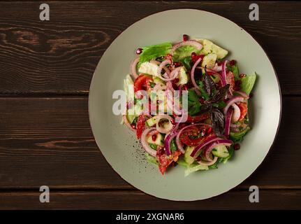 Insalata di verdure georgiana, pomodori con cetrioli, cipolla rossa, noci, semi di melograno, vista dall'alto, niente persone Foto Stock